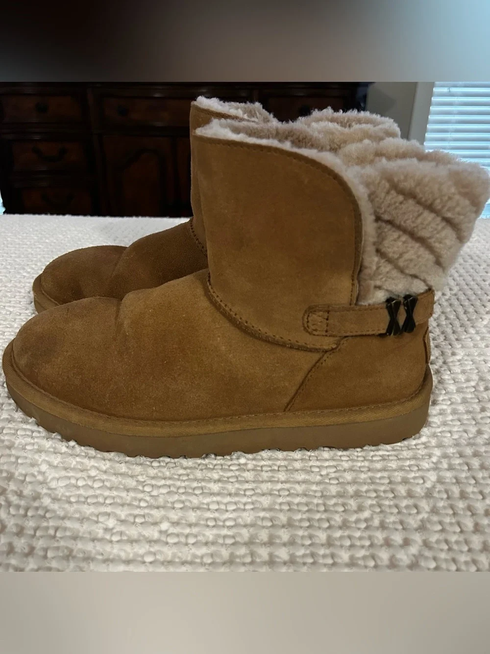Womens UGG boots size 8. Tan with faux fur lining.